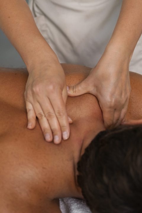 homem-de-alto-angulo-relaxando-no-spa